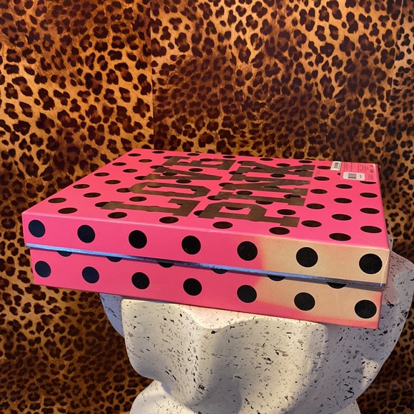 VS Pink - Picture 7 of 10